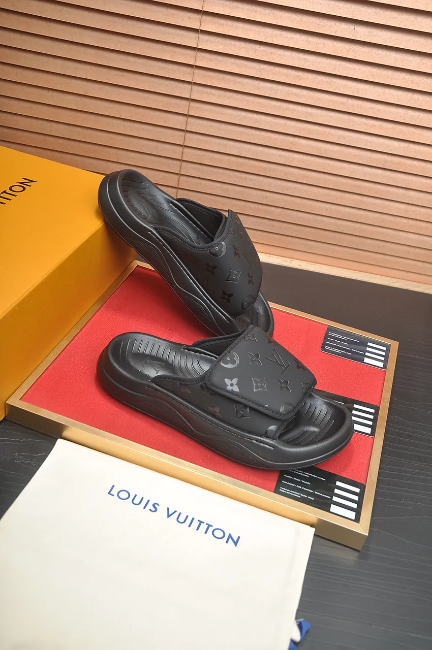 Men's men's shoes 💰340💶 [Louis Vuitton LV slippers] (high-end cowhide) counter 1:1 fashion style, a must-have for summer! The designer used LV’s iconic outsole. The original simple slippers instantly become fashionable! The upper is made of flexible special cowhide leather straps alternately, and the workmanship is exquisite! A must-have for stylish men in summer, size 38-45 (45 customized)